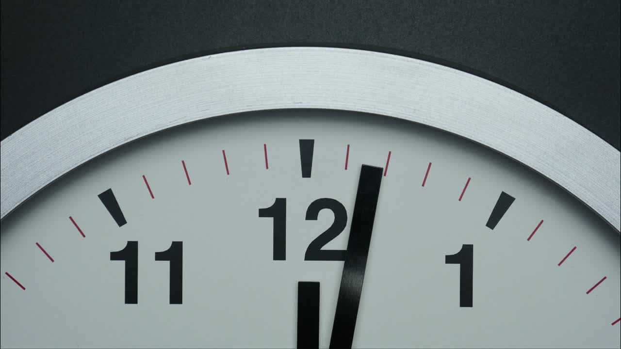 클로즈업으로 짧은 손은 숫자 12를 가리킨다.