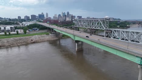 Puente-Del-Corazón-De-América-Sobre-El-Río-Missouri-Con-Vistas-Al-Centro-De-La-Ciudad-De-Kansas