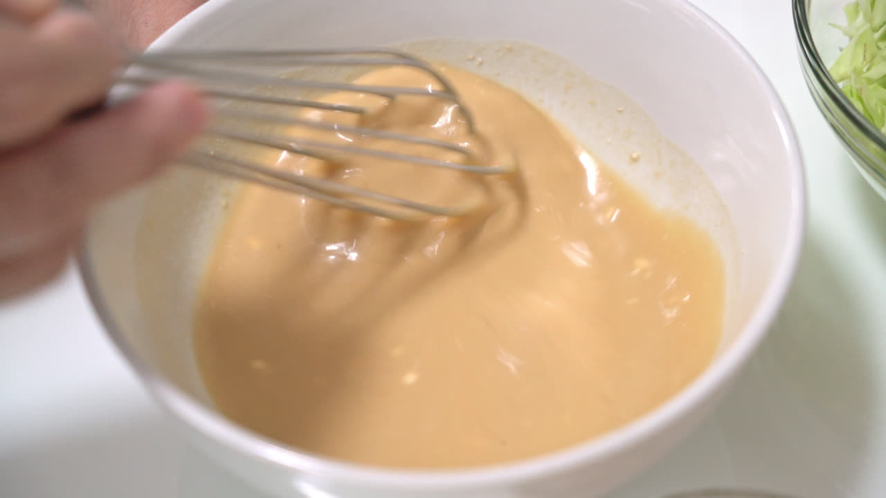 mezclar ingredientes para hacer okonomiyaki o pizza japonesa