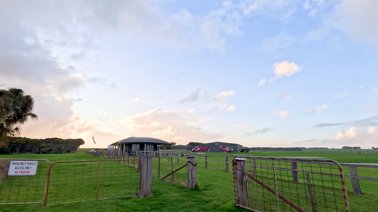 호주 멜버른의 그레이트 오션 로드를 따라 울창한 풍경과 열린 하늘을 통해 조용한 드라이브