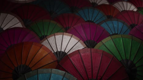 Bunte-Sonnenschirme-Auf-Dem-Nachtmarkt-In-Luang-Prabang,-Laos,-Südostasien