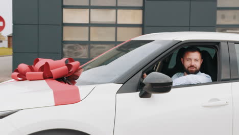 hombre celebrando la compra de un coche nuevo
