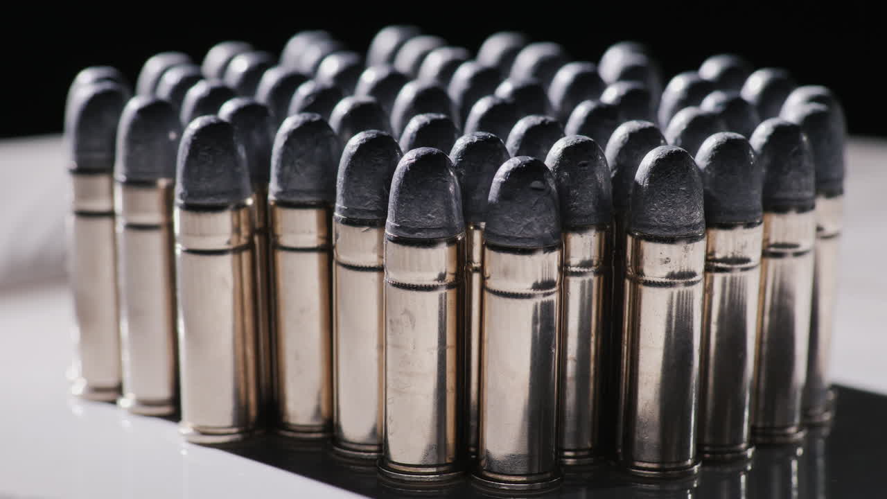 una selección de balas de revólver 07