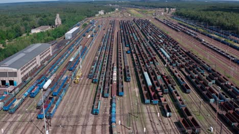 Vagones-De-Tren-Vacíos-En-El-Depósito-Esperando-Reparación