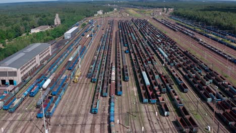 vagones de tren vacíos en el depósito esperando reparación