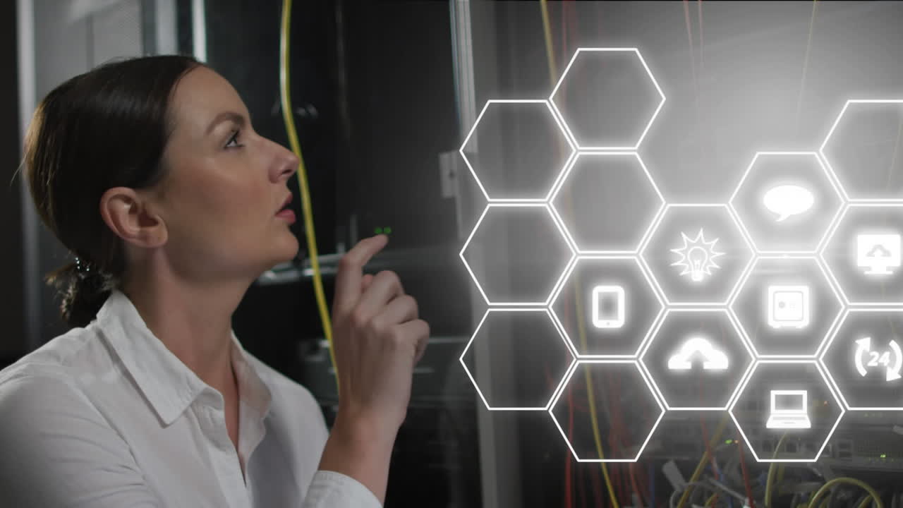 animación de datos sobre la mujer caucásica ingeniero de ti por servidor de computadora