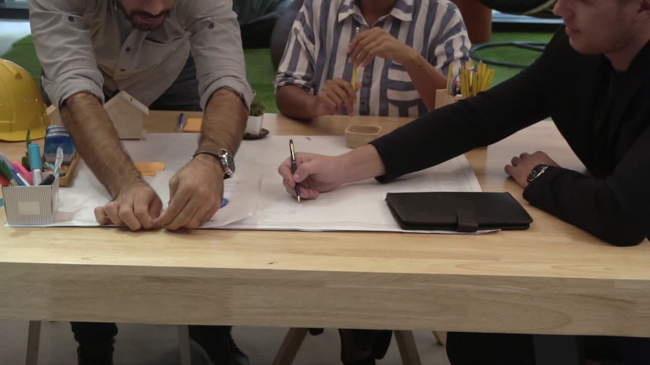 grupo de empresarios creativos teniendo una conversación en el escritorio de la oficina en el lugar de trabajo.