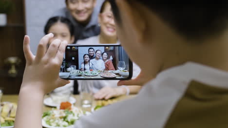 familia asiática almorzando.
