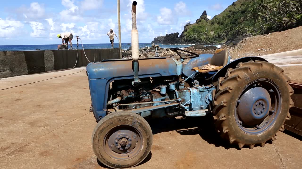 tractor espera su turno en la isla pitcairn