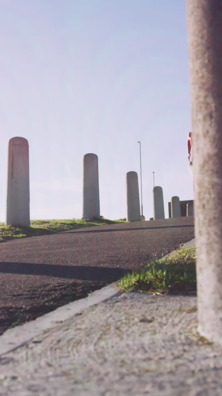ondas digitales rosas contra la mujer afroamericana en forma corriendo por la calle