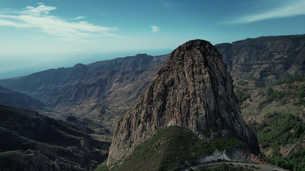Veduta aerea del collo vulcanico Roque de Agando a La Gomera, Isole Canarie.
