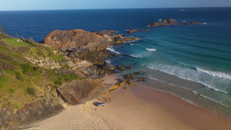 bañistas australianos en una playa aislada al atardecer, vista aérea