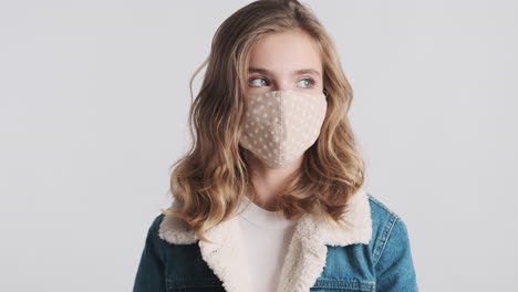 Glückliches-Kaukasisches-Teenagermädchen-Mit-Gesichtsmaske.