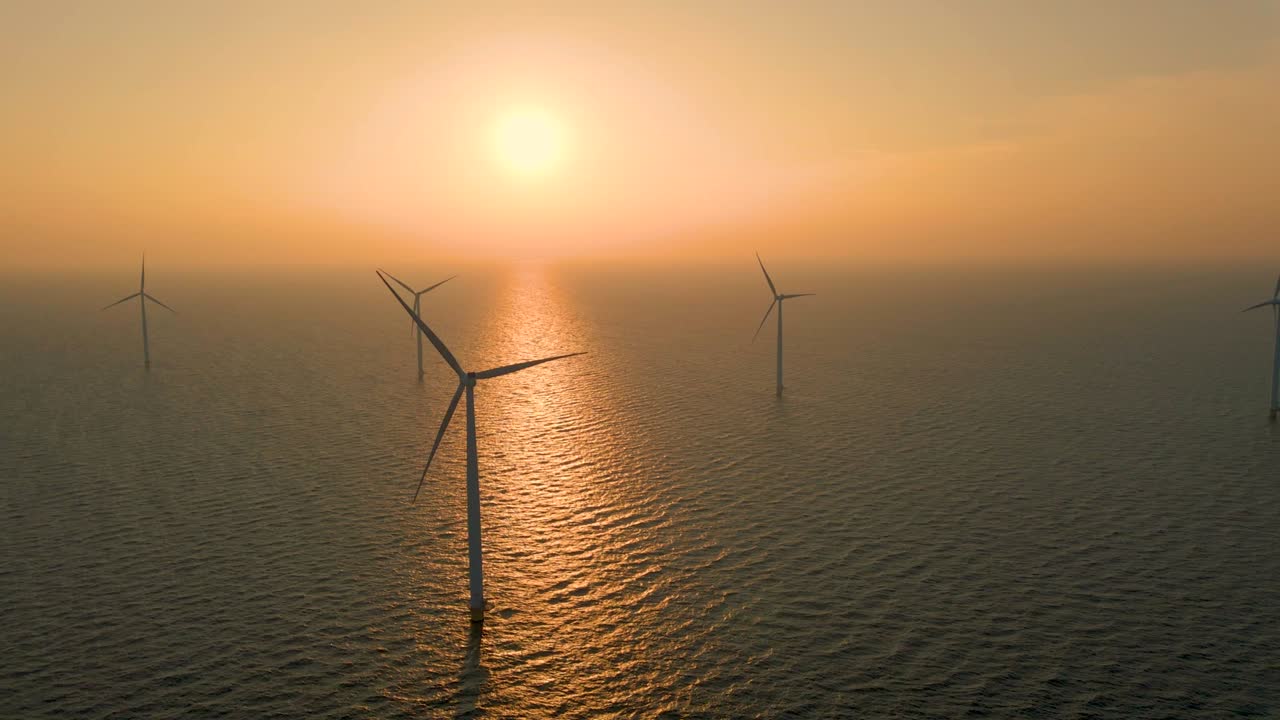 거대한 풍차 터빈, 바다에 있는 해상 풍차 농장, 웨스터메어 풍차 공원, 아름다운 밝은 날에 바다에서 고립된 풍차, 네덜란드, 플레볼랜드, 노르도오스트폴더