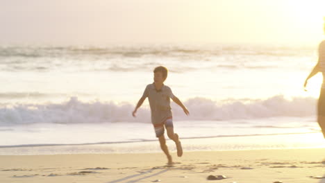 La-Playa-Es-El-Mejor-Lugar-Para-Jugar-Un-Poco-De-Pelota