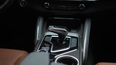 palanca de cambios de coche, interior de coche moderno, maxus d90, vehículo
