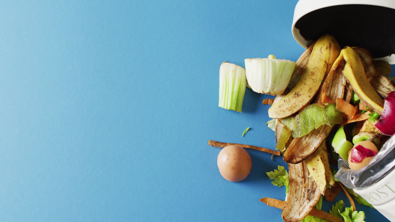 유기농, 과일 및 채소 폐기물 이 주방  ⁇ 비통 에서 흘러나오는 영상