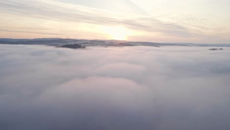 un impresionante amanecer sobre los vastos valles del oeste de alemania que están llenos de oscura niebla matutina