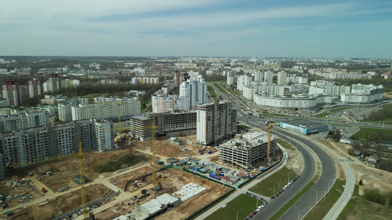 gran sitio de construcción. construcción de un moderno edificio residencial de varios pisos