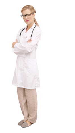 un doctor muy bonito sonriendo a la cámara.