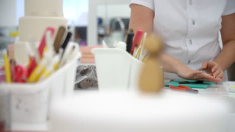 Toma-En-Cámara-Lenta-De-Una-Mujer-En-Una-Panadería-Haciendo-Decoración-De-Pasteles