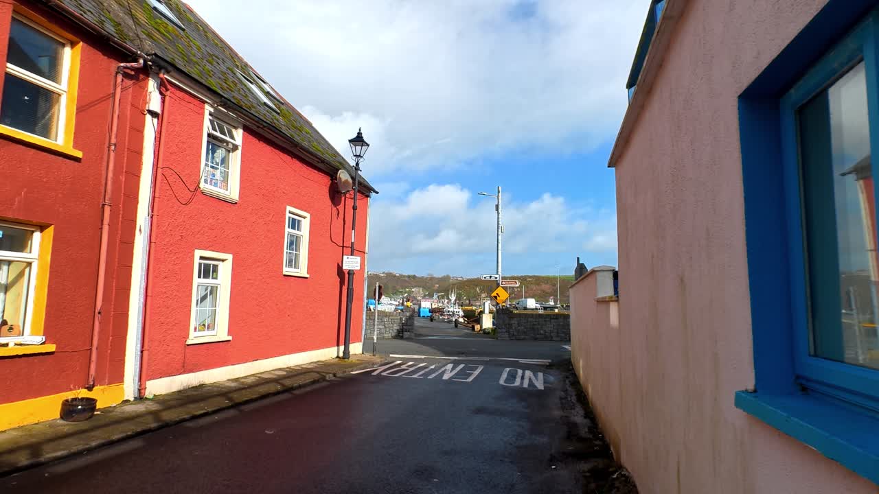 Passage East Waterford Ierland vissersdorp kleurrijke huizen aan steegje naar de vissershaven