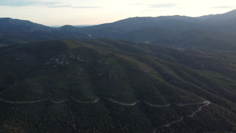 paisaje montañoso con carreteras sinuosas