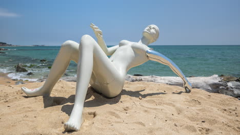 maniquí en una playa