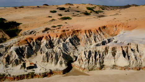 Vista-Aérea-De-Los-Acantilados-Y-La-Playa-De-Morro-Branco,-Ceará,-Fortaleza.