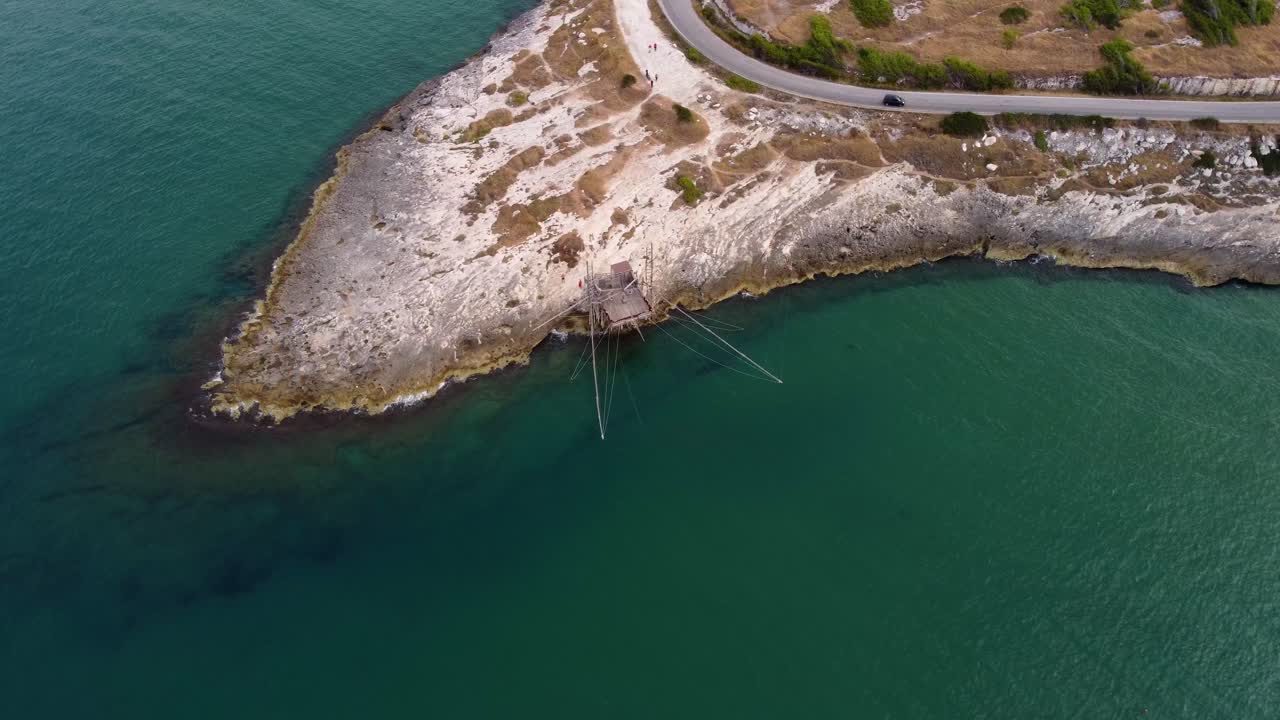 길  에 있는 이탈리아 해변 에 있는 전통적 인 시 집 트라부코