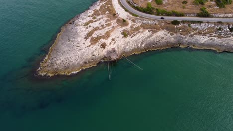 Trabucco-Tradicional-Antigua-Casa-De-Pescadores-En-La-Costa-Del-Mar-Italiano-Junto-A-Una-Carretera