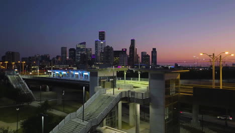 vista aérea del metro llegando a la estación principal de st w, al anochecer en houston, estados unidos