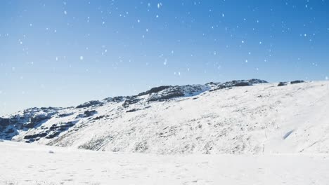 paisaje de montaña de invierno y nieve cayendo