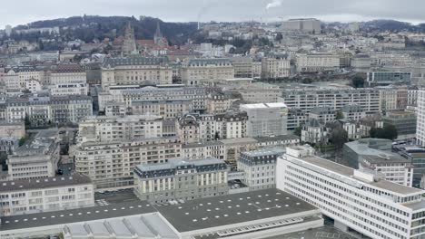 antena de drones del hermoso centro de la ciudad suiza de lausana ubicado en el lago de ginebra en suiza durante el invierno, europa