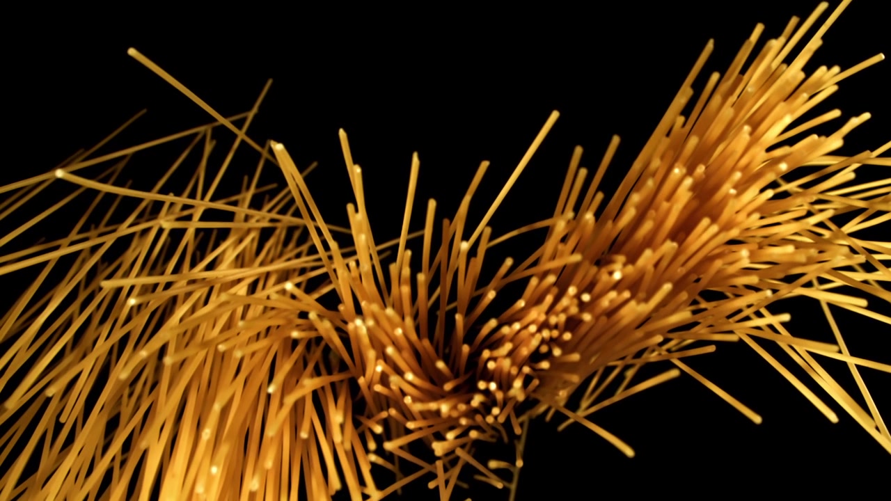 Spaghetti crudi che cadono e si spargono al rallentatore