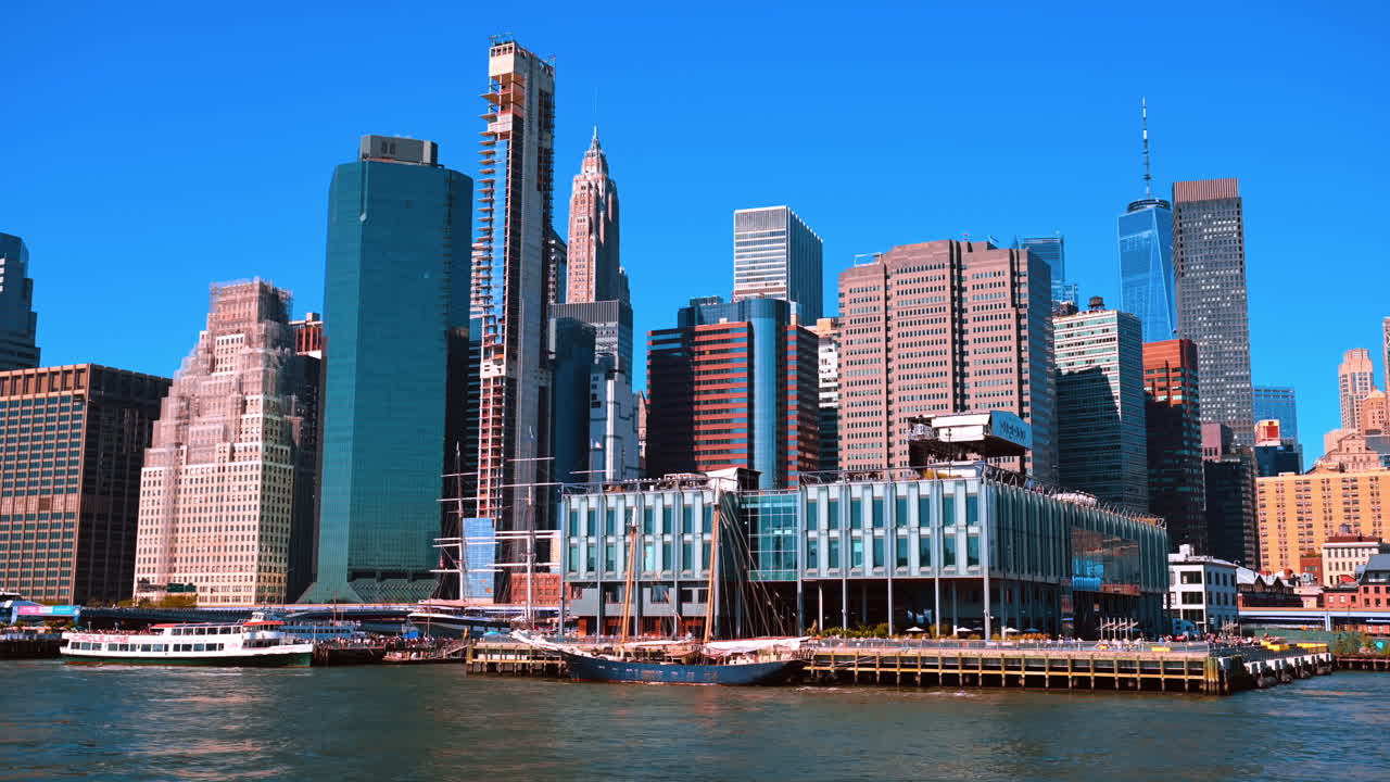Nova York, EUA, 9 de agosto de 2025: zona portuária com arranha-céus na Lower Manhattan. Torres altas na costa da Lower Manhattan vistas do rio
