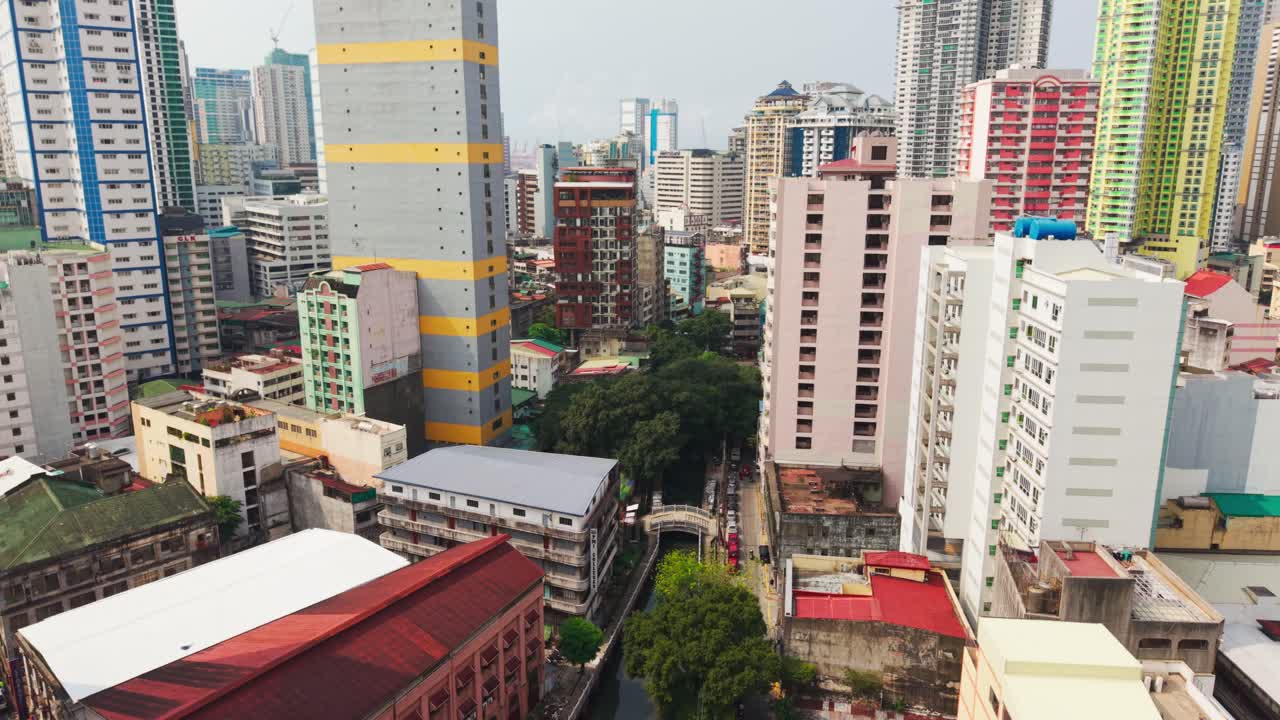 A luz brilhante de novembro revela o horizonte histórico do bairro chinês em Manila.