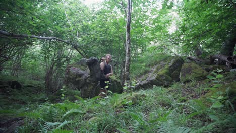 excursionista caucásico se pone una mochila en la montaña boscosa de katthammaren en noruega