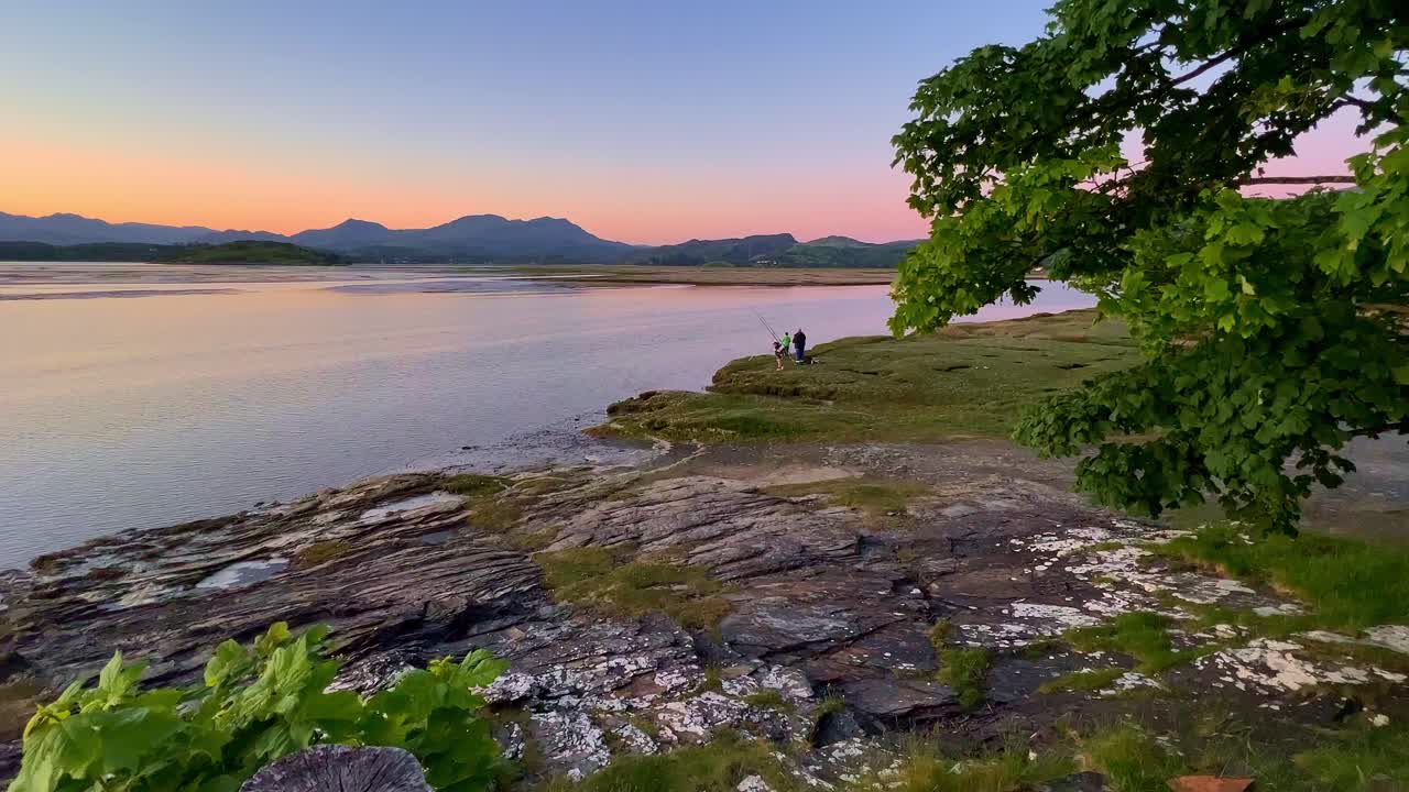 imágenes de la puesta de sol de pescadores pescando en el estuario de dwyryd, parque nacional de snowdonia, norte de gales, reino unido