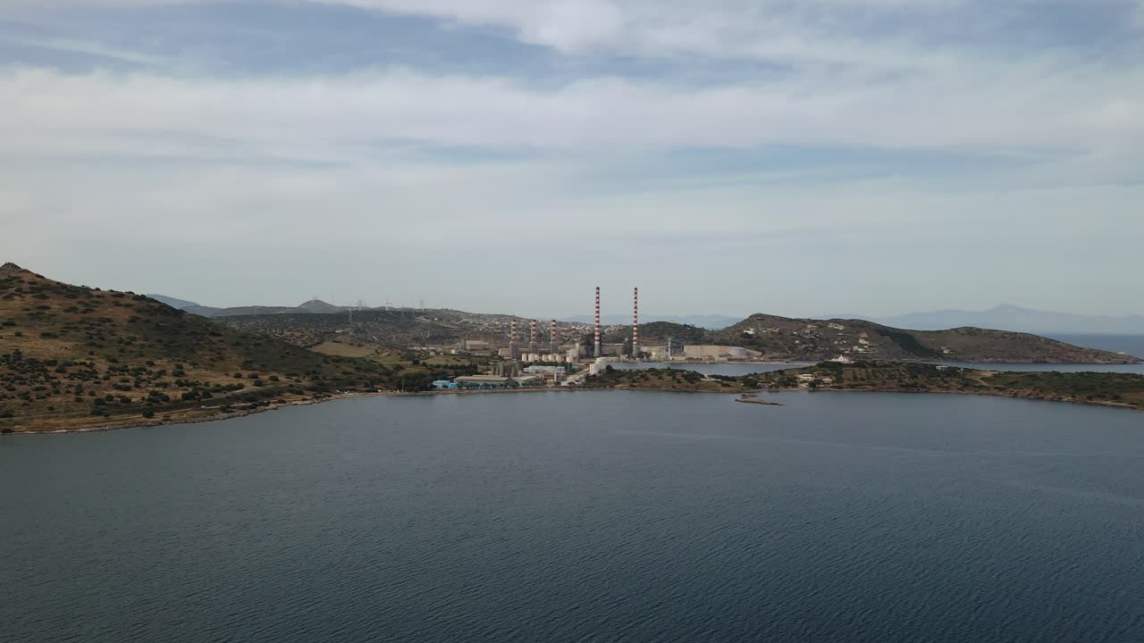 변덕스러운 날의 산업 풍경, 발전소의 파이프