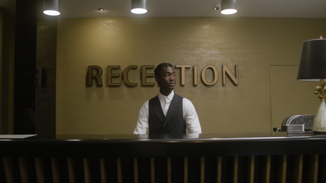 일 하는 아프리카계 미국인 남자