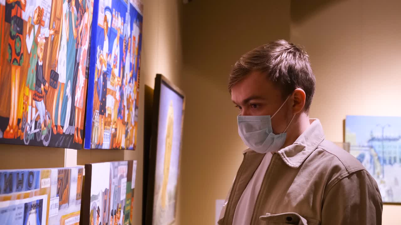 미술관 에서 미술품 을 보고 있는 남자