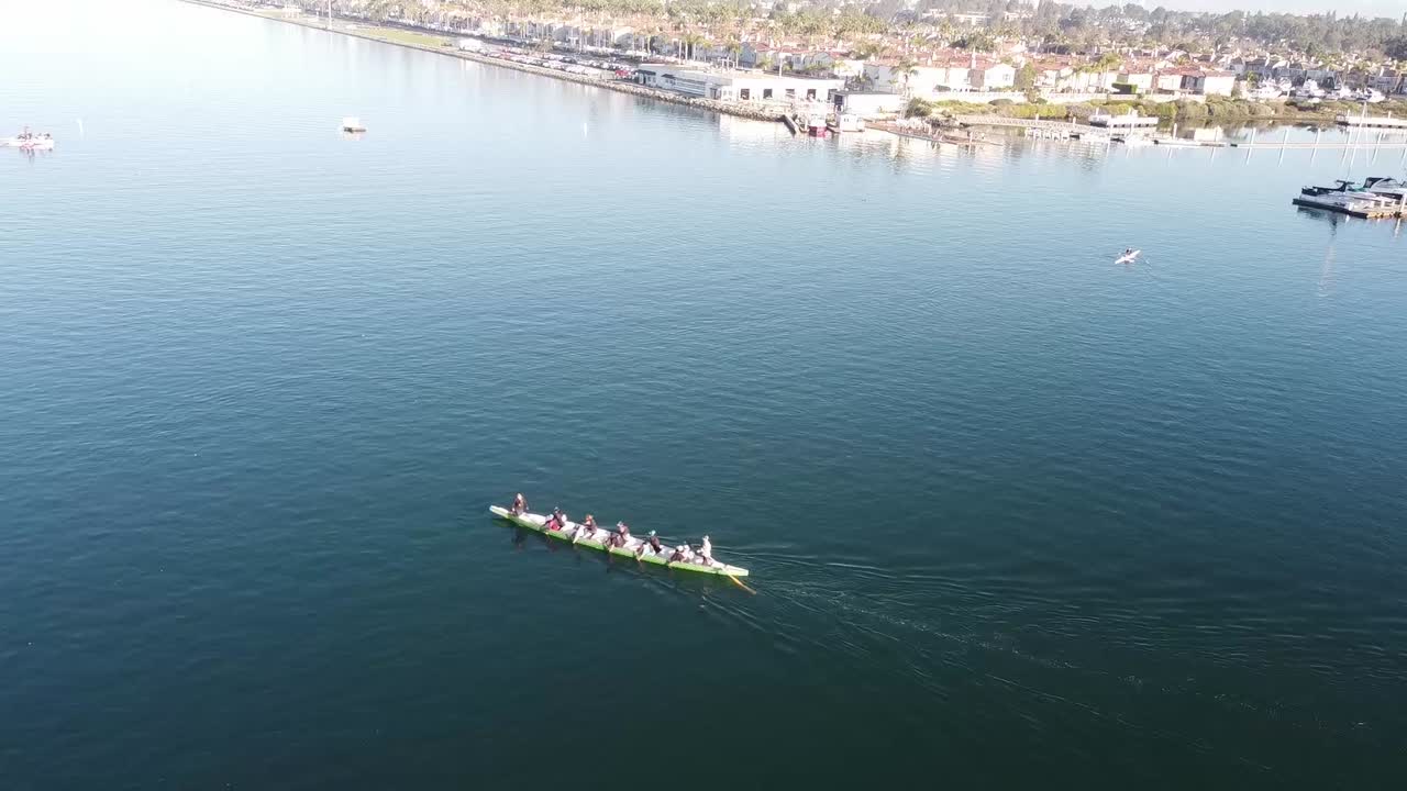 수로를 가로지르는 드래곤 보트 패들, 공중 전망