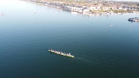 Un-Bote-De-Dragón-Rema-A-Través-Del-Canal-De-Agua,-Vista-Aérea