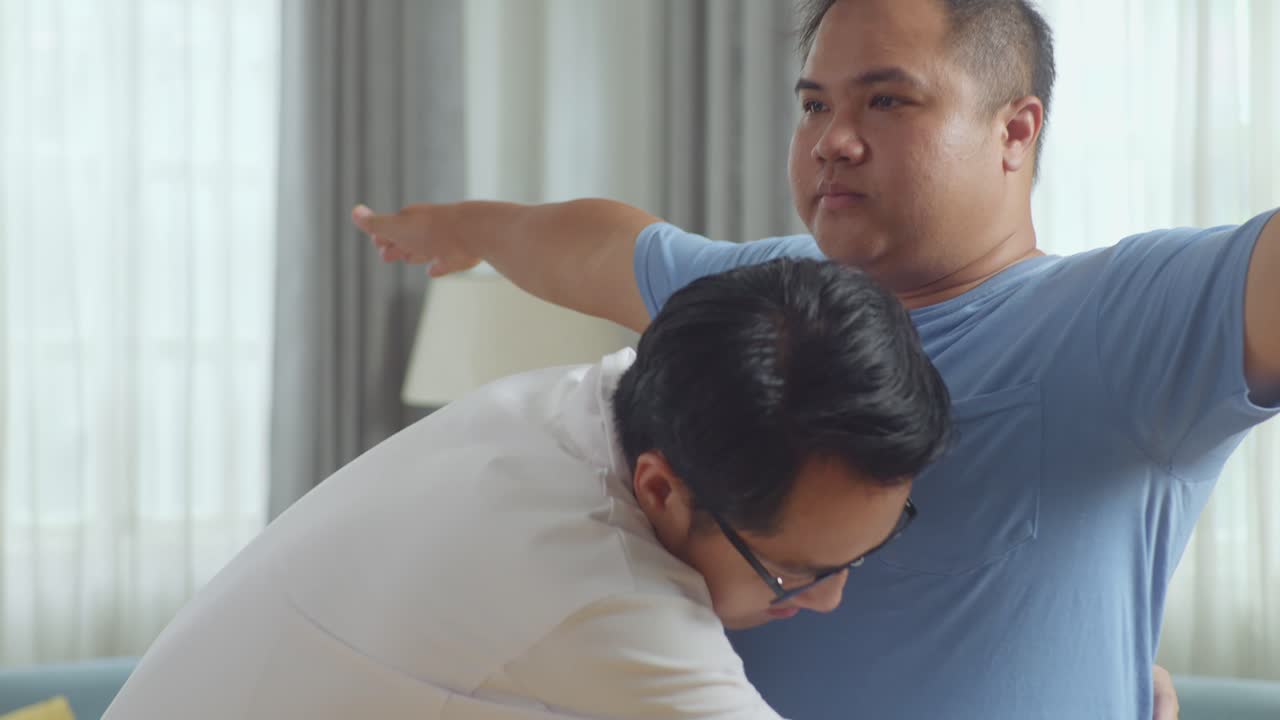 한 남성 환자의 허리를 측정하는 테이프를 사용하는 아시아 남성 의사의 근접 사진