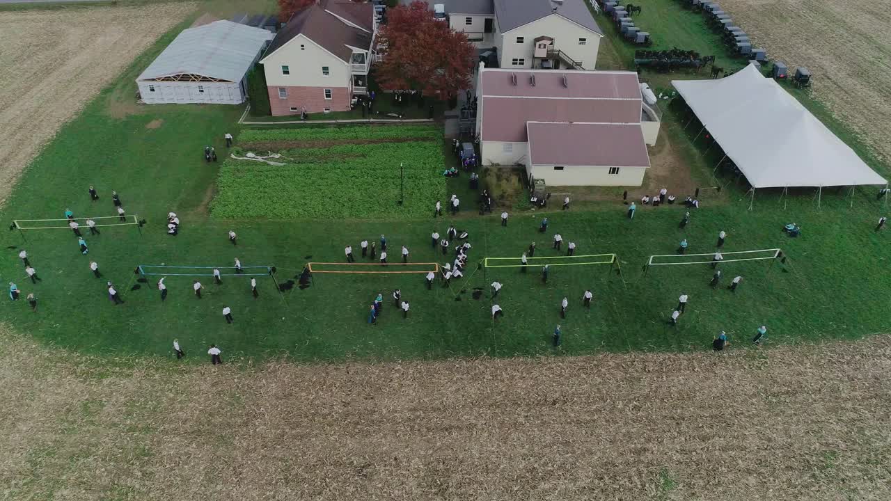 버기가 있는 가을날 아미시 결혼식의 아리엘 뷰, 드론으로 본 아미시 배구