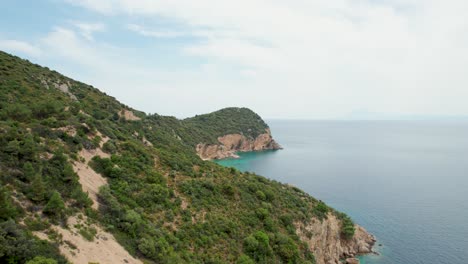 Isolierter-Und-Leerer-Strand-Mit-Weißem-Sand,-Türkisfarbenem-Wasser,-üppiger-Vegetation,-Fari-Strand,-Insel-Thassos,-Griechenland,-Europa