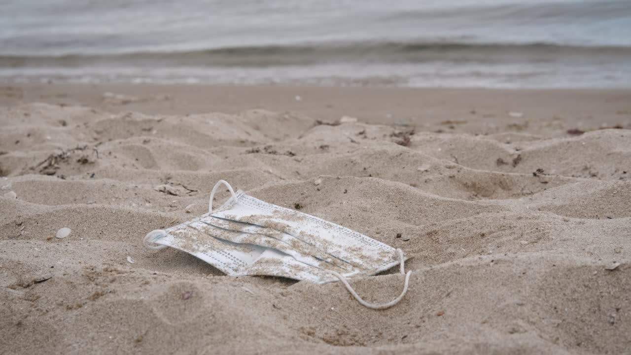 해변에 버려진 마스크.