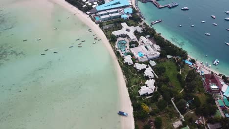 泰國克拉比熱帶島的雙灣海灘和碼頭的鳥眼空中景色