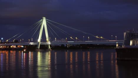 timelapse colorido de colonias severinbridge y río rin en primer plano